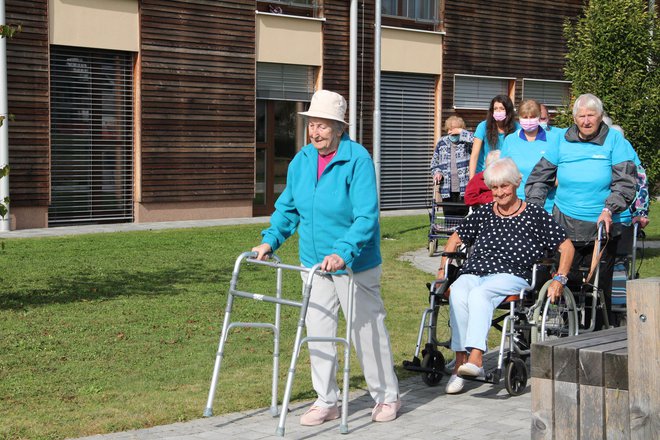 Združenje Spominčica danes organizira Sprehod za spomin, ki ga bodo izvedli v številnih krajih po Sloveniji. Na fotografijah so udeleženci sprehoda v kočevskem domu starejših leta 2020. FOTO: Simona Fajfar/Delo

