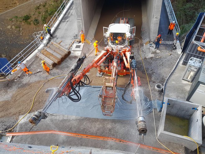 Tako, skoraj malce vesoljsko zgleda pogled ob začetku vrtanja z vrha južnega portala v glavno cev predora Lokev, v ozadju je pokrit viadukt Glinščica. Foto Simon Avsec/ Kolektor Cpg
