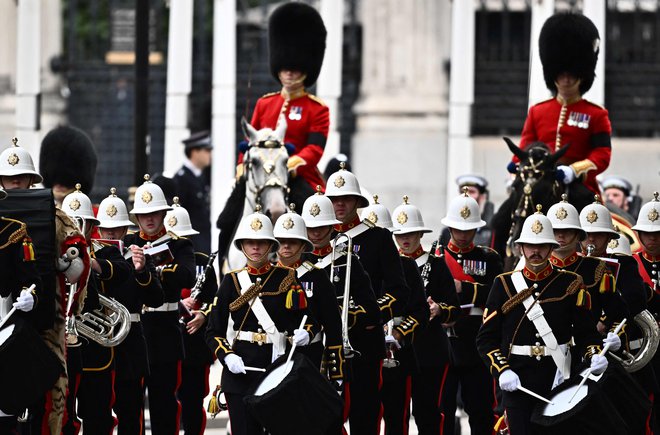 Ure in ure je bil London, vse od Westminstra do Hyde Parka, in naprej trideset kilometrov do Windsorja, odet v zvoke koračnic. Foto Marco Bertorello Afp
