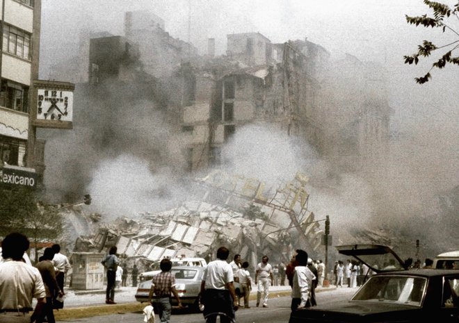 V potresu 19. septembra 1985 je umrlo okoli 10.000 ljudi, približno 30.000 je bilo ranjenih, več kot 100.000 jih je ostalo brez strehe nad glavo. FOTO:&nbsp;Daniel Aguilar/Reuters
