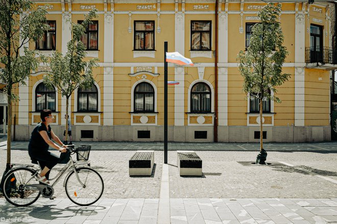 Na prenovljeni Slovenski ulici imajo prednost pešci in kolesarji. FOTO: Miran Kambič
