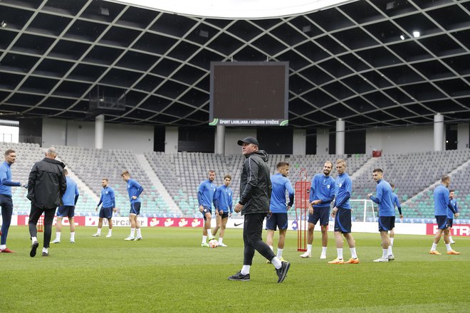 Trening slovenske nogometne reprezentance je vodil selektor Matjaž Kek. FOTO: Leon Vidic
