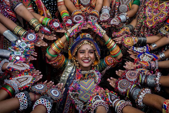 Udeleženke indijske umetniške skupine v tradicionalnih oblekah vadijo ples Garba pred festivalom Navratri v Ahmedabadu. Foto: Sam Panthaky/Afp
