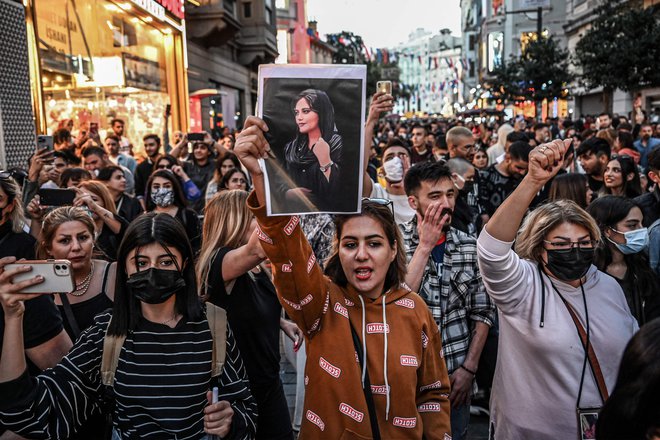 Protestniki v Istanbulu s portretom&nbsp;Mahse&nbsp;Amini, mlade Iranke, ki je umrla po aretaciji moralne in verske policije v Teheranu. FOTO: Ozan Kose/AFP
