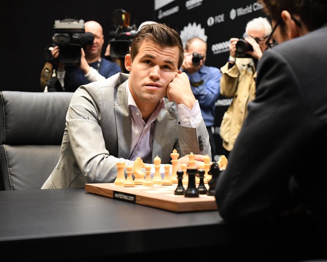 Po eni od bizarnih teorij, ki jo je pomagal širiti po spletu tudi Elon Musk, naj bi bil Magnus Carlsen poražen zaradi analnih kroglic. FOTO: Shutterstock&nbsp;
