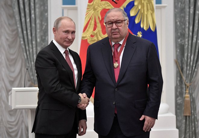 Ruski predsednik Vladimir Putin in oligarh Ališer Usmanov leta 2018 v Moskvi. FOTO: REUTERS
