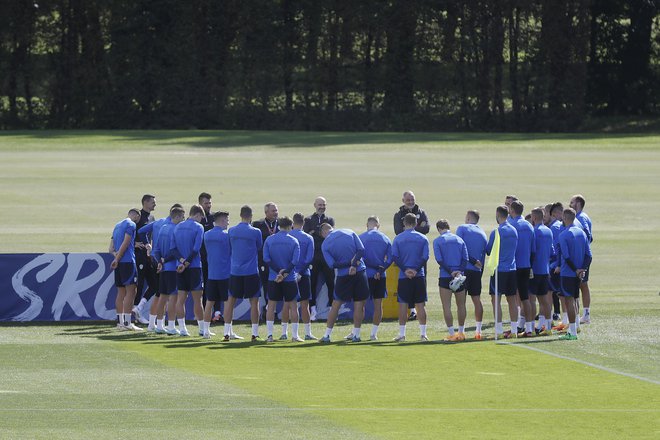 Slovenski nogometaši so tudi včerajšnji trening na Brdu pri Kranju začeli s skupnim pogovorom na igrišču. FOTO: Leon Vidic
