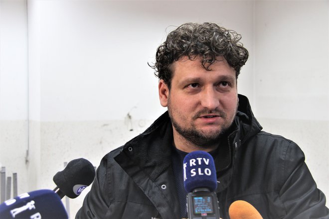 Asmir Bećarević je bil v petek na zagovoru v postopku redne odpovedi pogodbe o zaposlitvi iz krivdnega razloga, ki pa se ga poslovodstvo Premogovnika Velenje ni udeležilo. Že v ponedeljek mu je odpoved pogodbe o zaposlitvi predal detektiv. FOTO:&nbsp;Piano Brane/Delo
