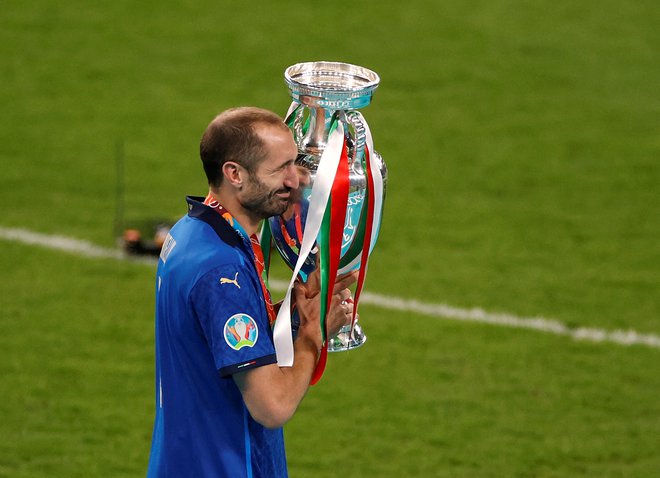 Branilec italijanske reprezentance Giorgio Chiellini proslavlja z osvojeno trofejo na londonskem Wembleyju, kjer je bilo na sporedu največ tekem eura 2020, vključno s polfinalnima in finalom.&nbsp;FOTO: John Sibley/Reuters
