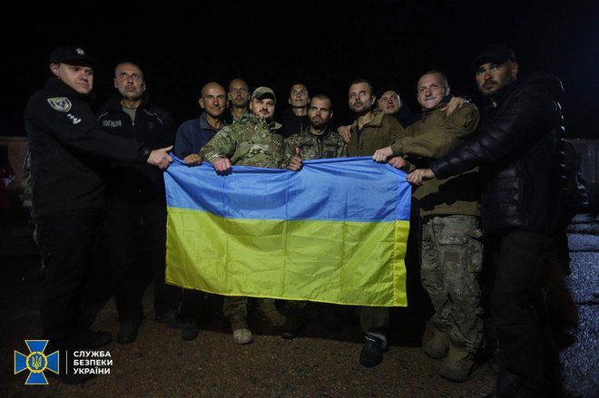 Ukrajinski ujetniki po izmenjavi v Černivogu. FOTO: AFP
