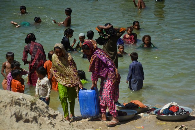 V Pakistanu ocenjujejo, da bodo potrebovali kar šest mesecev, da se bodo poplavljena območja vrnila v normalno življenje. FOTO: Stringer/Reuters
