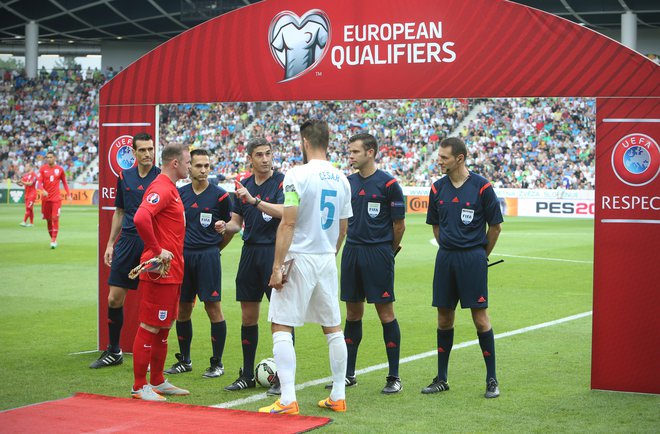 Takole sta se 14. junija 2015 v Stožicah dogovarjala najboljši strelec v zgodovini Anglije Wayne Rooney in Boštjan Cesar. FOTO: Jure Eržen
