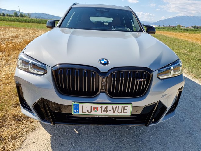 V osnovi gre za terenca z dizelskim motorjem, a je zraven v pomoč še blagohibridni sistem. FOTO: Staš Ivanc
