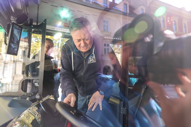 Ljubljanski župan Zoran Janković bi imel v petih letih v prestolnici tako vodikove avtobuse kot tudi lokalno proizvodnjo vodika s pomočjo elektrolize. FOTO: Črt Piksi
