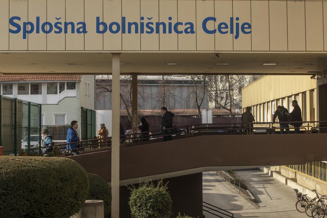 Postopek internega nadzora ni pokazal, da bi osebje celjske bolnišnice ravnalo narobe, a na ministrstvu za zdravje zdaj ugotavljajo, da je bila napaka storjena prav tu, saj sta imela pacienta na oblačilih identifikacijske oznake s priimkom in začetnico imena. FOTO: Voranc Vogel/Delo
