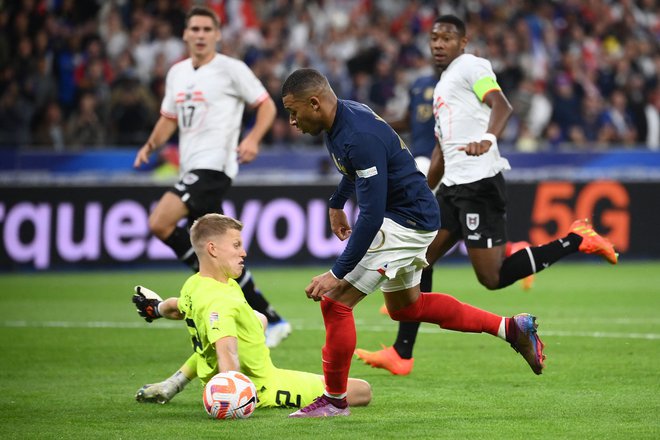 Kylian Mbappe v prodoru med obračunom z Avstrijo v Parizu. FOTO: Franck Fife/AFP
