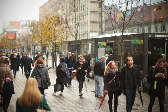 V Sloveniji smo v zadnjih dvajsetih letih povprečno okoli 22 odstotkov ustvarjene neto dodane vrednosti v podjetjih namenili kapitalu (obresti, dobiček), ostalo pa zaposlenim za njihov vložek dela. FOTO: Jure Eržen/Delo
