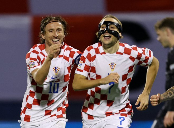 Luka Modrić in Lovro Majer (desno) proslavljata gol slednjega v mreži Danske. Foto Antonio Bronić/Reuters
