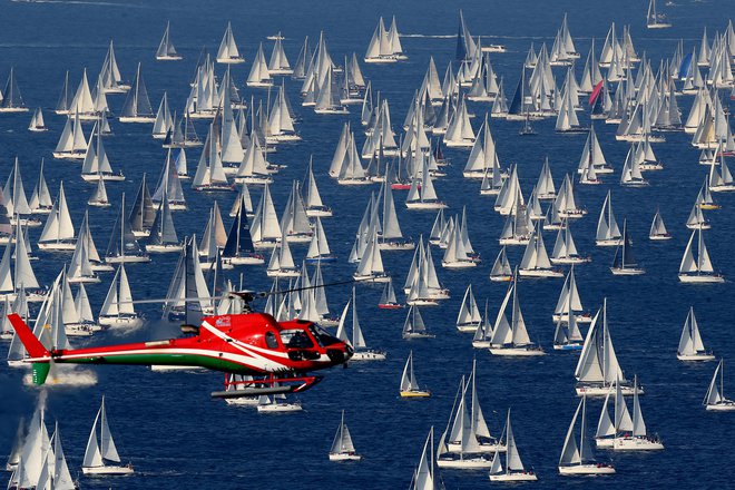 Tržaški zaliv med Barcolano preplavi na tisoče jadrnic. FOTO: Tomi Lombar/Delo
