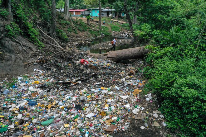 Srceparajoči pogled na plastične odpadke in smeti na reki Mocambo v Panami. Panamsko okoljsko združenje je včeraj slovesno odprlo velikansko hidravlično napravo, ki zbira plavajoče odpadke iz reke in preprečuje, da bi ti dosegli morje, s čimer poskuša zaustaviti divjo krizo nabiranja odpadkov, ki pesti prestolnico srednjeameriške države. Foto: Luis Acosta/Afp
