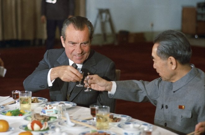 Slavnostna večerja kitajskega prvega ministra Zhou Enlaia ob obisku ameriškega predsednika Richarda Nixona je dober primer gastronomske diplomacije. FOTO: Wikipedija
