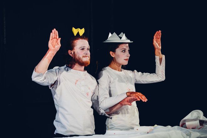 Prizori iz Shakespearove tragedije, ki jih naznanja zvončkljaj, se na odru drug za drugim vrstijo kot obroki na večerji z več hodi. FOTO: Sophie Gagnon Bergeron
