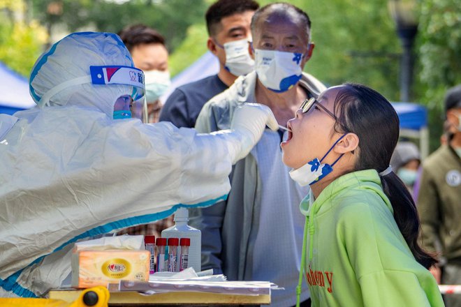 Virusa bo na Kitajskem vedno dovolj, da se bo lahko z njim upravičevalo podaljševanje posebnih ukrepov. FOTO: AFP
