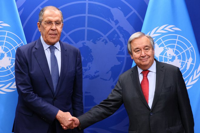 Generalni sekretar OZN António Guterres (desno) je v New Yorku govoril o ruskih grozodejstvih, ruski zunanji minister Sergej Lavrov pa o nacističnem sežigu knjig v Ukrajini. Foto rusko zunanje ministrstvo/Reuters
