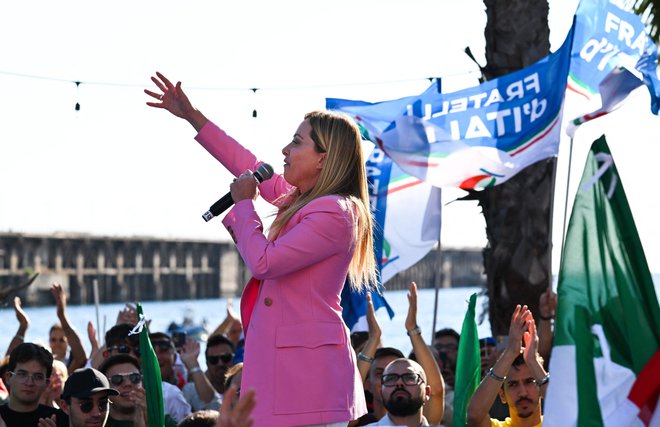 Včerajšnji govor Giorgie Meloni v Neaplju. FOTO:&nbsp;Andreas Solaro/AFP
