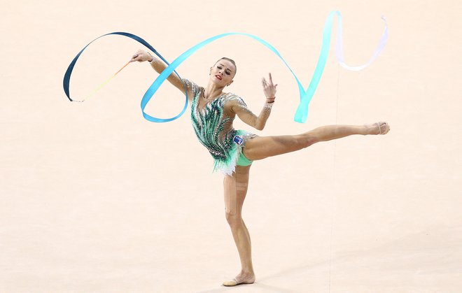 Jekaterina Vedenejeva je za svojo estetsko lepoto vaje s trakom na svetovnem prvenstvu prejela bronasto odličje. FOTO: Spasijana Sergijeva/Reuters
