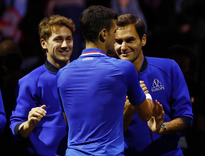 Novak Đoković slavi z Rogerjem Federerjem (desno) in kolegi po hitri zmagi nad Francesom Tiafoejem. FOTO:&nbsp;Andrew Boyers/Reuters
