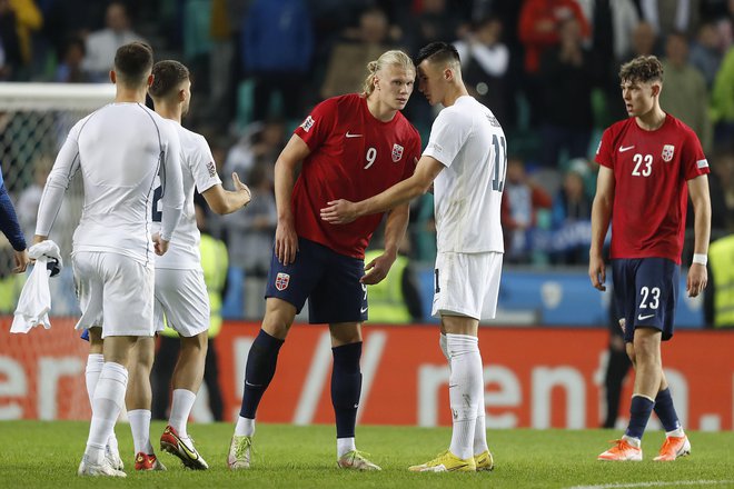 Benjamin Šeško in Erling Haaland sta se pozdravila po zadnjem sodnikovem žvižgu v Ljubljani. FOTO: Leon Vidic/Delo
