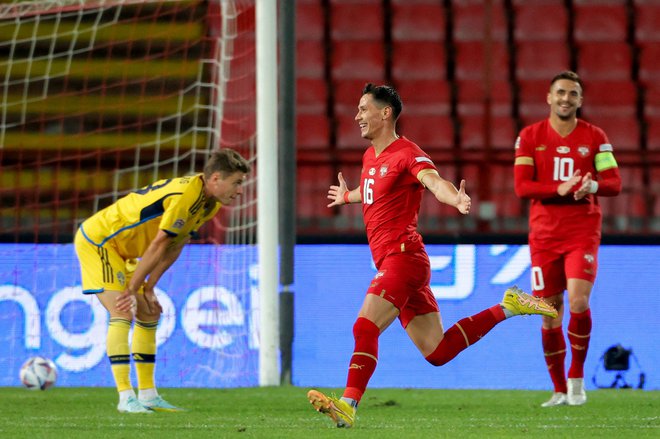 Saša Lukić proslavlja po četrtem golu v švedski mreži v soboto v Beogradu, kjer se je pod tri zadetke srbske izbrane vrste podpisal Aleksandar Mitrović.&nbsp;FOTO: Pedja Milosavljević/AFP
