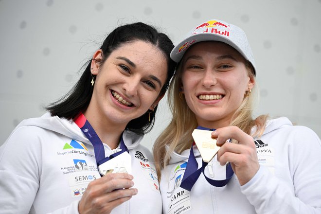 Janja Garnbret (desno) in&nbsp;Mia Krampl proslavljata enega številnih slovenskih uspehov&nbsp;na letošnjem evropskem prvenstvu v Münchnu. FOTO: Tobias Schwarz/AFP
