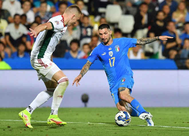 Italijani so junija v Ceseni premagali Madžare z 2:1, v 30. minuti je za vodstvo poskrbel Nicolo Barella (desno). Zadela sta še Lorenzo Pellegrini (45.) in v lastno mrežo Gianluca Mancini (61.). FOTO: Jennifer Lorenzini/Reuters
