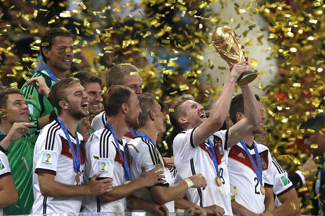 Nemci so na slovitem štadionu Maracana v Riu de Janeiru zavzeli svetovni prestol prvič po združitvi reprezentanc Zahodne in Vzhodne Nemčije. FOTO: Adrian Dennis/AFP
