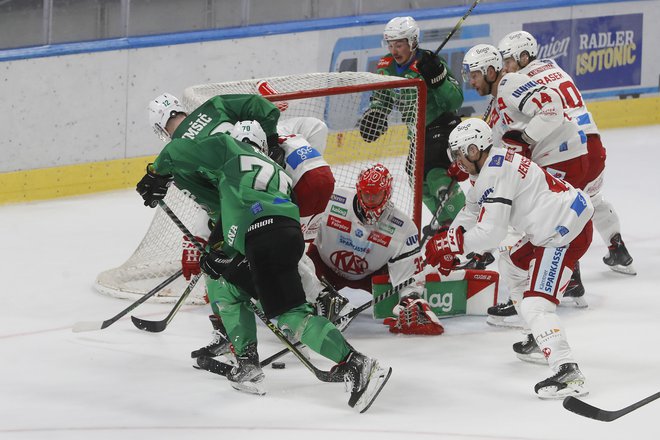 Hokejisti SŽ Olimpije so morali tokrat priznati premoč igralcem celovškega KAC. FOTO: Leon Vidic/Delo
