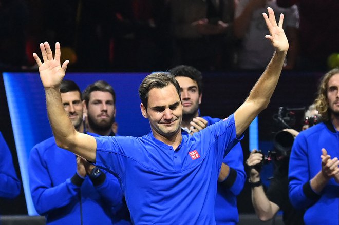 V čustvenem večeru je napočil čas za slovo Rogerja Federerja od vrhunskega tenisa. Foto Glyn Kirk/AFP
