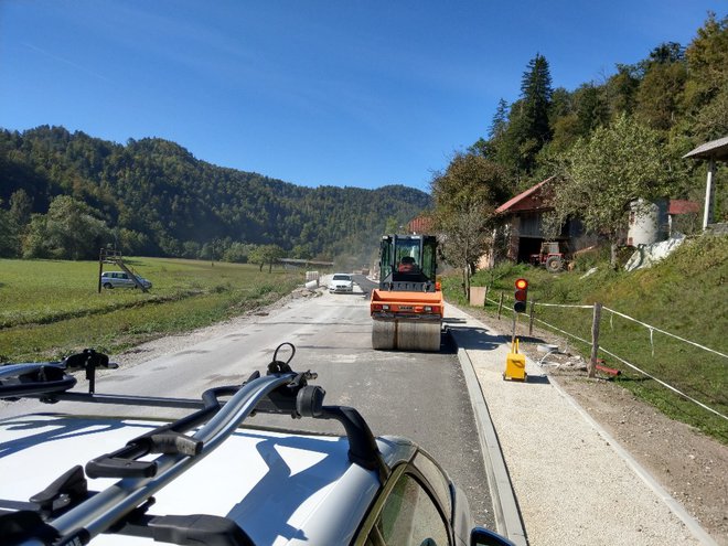 Dva odseka ceste med Dobrovo in Polhovim Gradcem bodo rekonstruirali še letos. FOTO: Aleš Stergar
