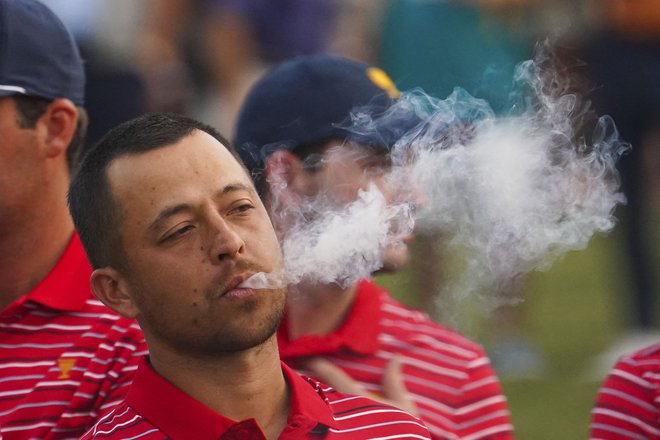 Olimpijski prvak Xander Schauffele si je po zmagoslavju privoščil cigaro. FOTO: Peter Casey/Usa Today Sports
