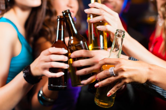 V Sloveniji predstavlja alkohol velik problem. 43 odstotkov prebivalcev, starih med 25 in 64 let, pije visoko tvegano. FOTO: Arhiv Polet/Shutterstock&nbsp;

