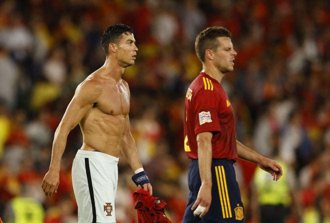 Cristiano Ronaldo (levo) je proti Španiji zadel trikrat, in sicer na tekmi skupinskega dela SP 2018 v ruskem Sočiju. FOTO: Marcelo Del Pozo/Reuters
