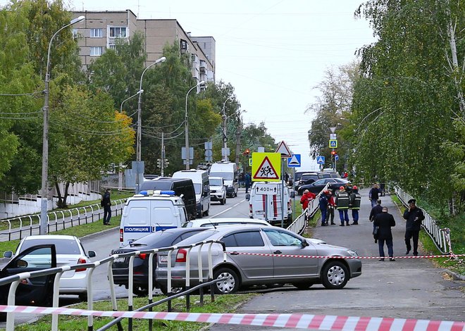 Policija in pripadniki reševalnih služb delujejo v bližini prizorišča streljanja v šoli v Iževsku. FOTO: Reuters
