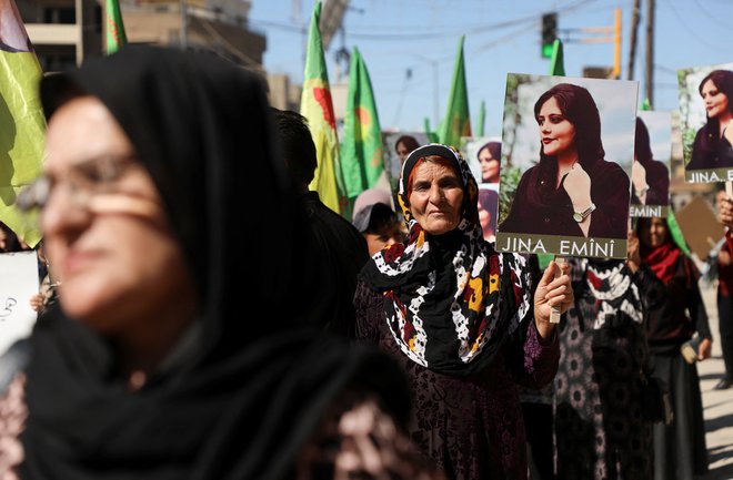Protesti v podporo iranskim ženskam v kurdskem delu Sirije Foto Reuters
