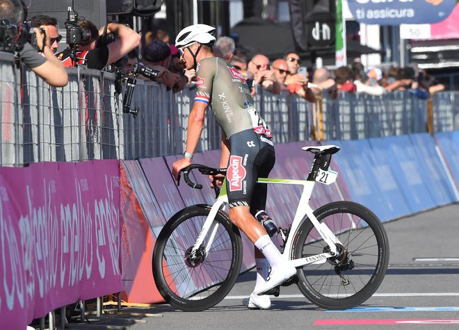 Mathieu van der Poel ne mara, če mu kdo pred dirko načenja spanec. FOTO: Jennifer Lorenzini/Reuters
