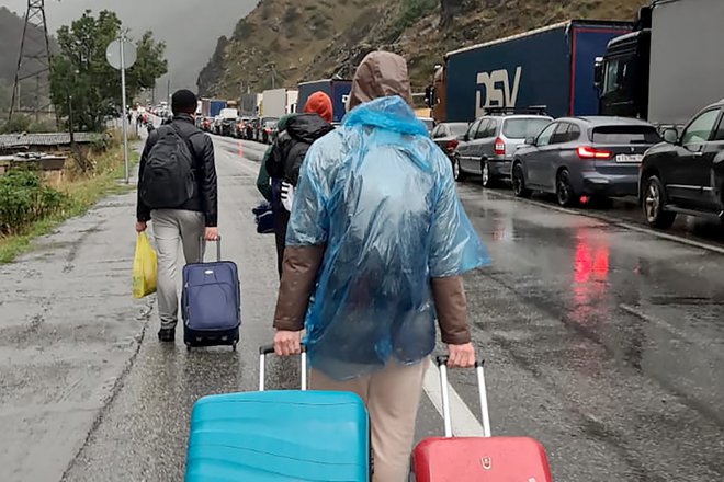 V nedeljo se je pred gruzijsko mejo nabrala kolona okoli 3000 vozil, za prestop je bilo treba čakati celih 48 ur. FOTO: AFP
