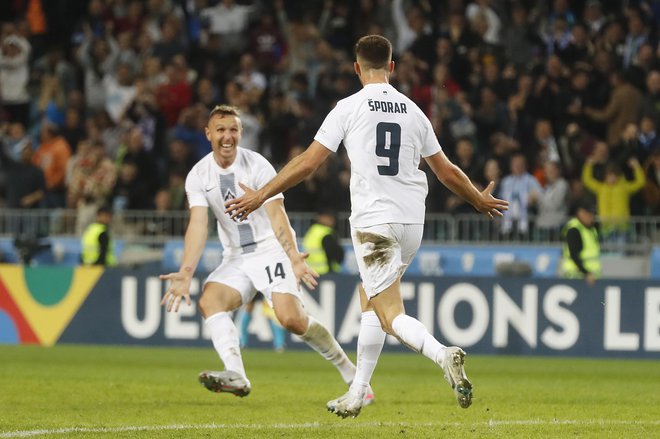 Takole sta se v soboto veselila Jasmin Kurtić in Andraž Šporar, ki pa zaradi rumenih kartonov v Stockholmu ne bosta igrala.&nbsp;FOTO:&nbsp;Leon Vidic/Delo
