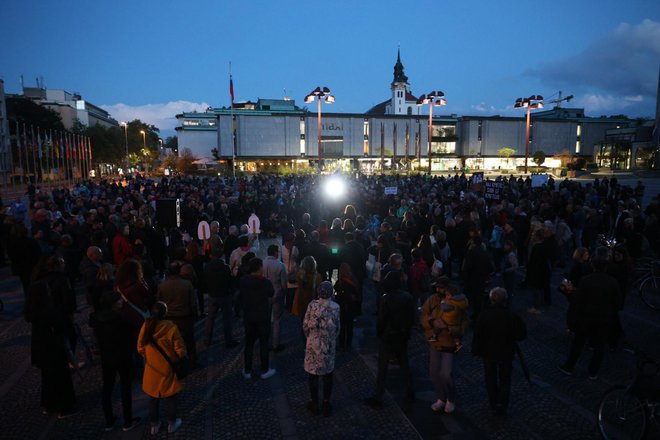 Na Trgu republike so zaposleni tudi shod za javno RTV Slovenija opozorili na nevzdržne razmere. FOTO: Črt Piksi/Delo
