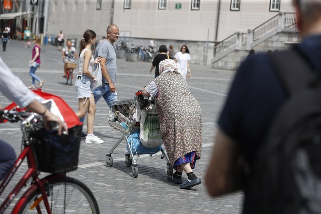 Vlada spreminja davčne zakone, da bi lahko blažili draginjo, poračuna pa ne bi preveč osiromašili. FOTO: Leon Vidic/Delo
