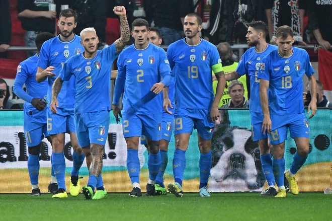 Italijanski nogometaši so se veselili novega uspeha. FOTO:&nbsp;Attila Kisbenedek/AFP
